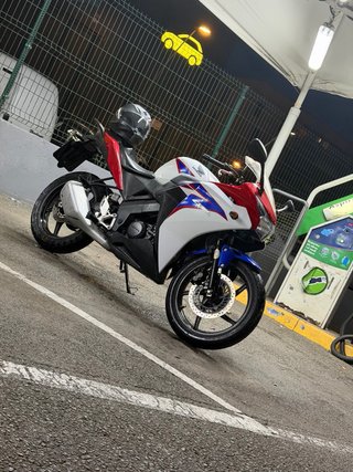 Honda 125 deportiva roja y blanca