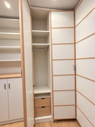 Armario esquinero blanco y madera