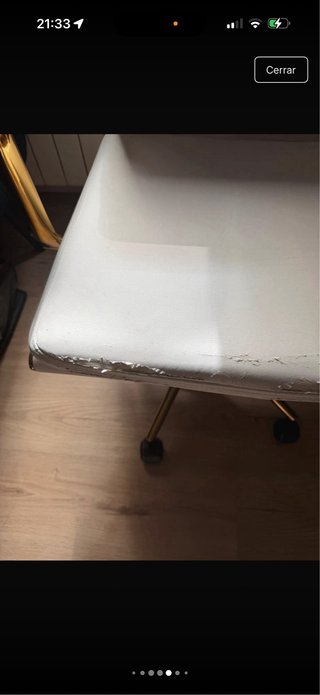 Silla de escritorio blanca y dorada