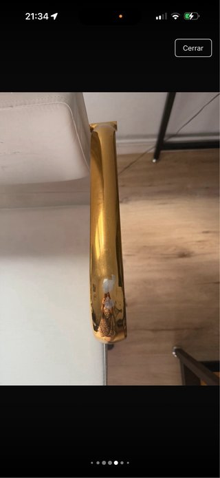 Silla de escritorio blanca y dorada