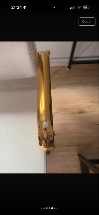 Silla de escritorio blanca y dorada