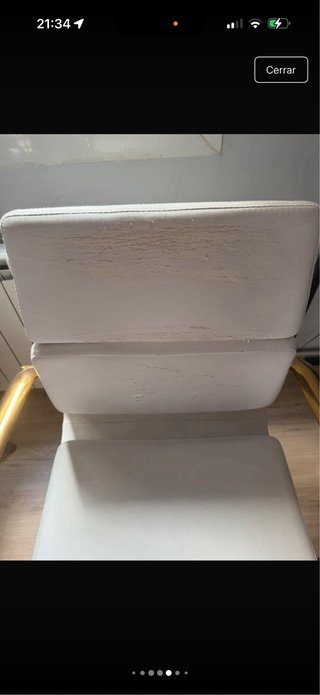 Silla de escritorio blanca y dorada