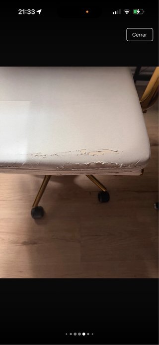 Silla de escritorio blanca y dorada