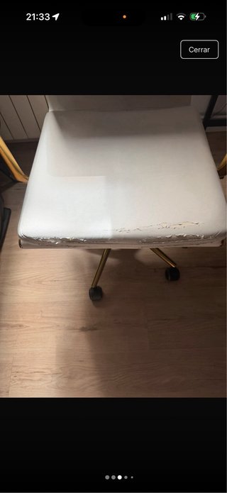 Silla de escritorio blanca y dorada