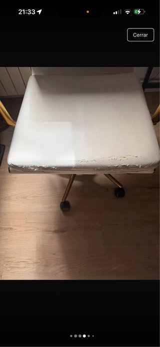 Silla de escritorio blanca y dorada