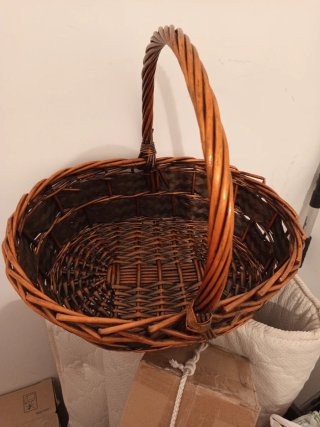 Cesta de mimbre y madera