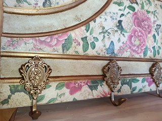 Perchero decorativo floral dorado