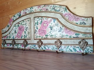 Perchero decorativo floral dorado