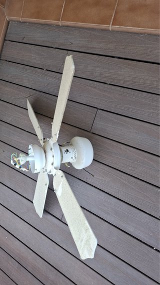 Ventilador de techo blanco con luz