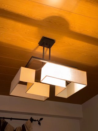 Mueble de salón modular madera y cristal y lámpara