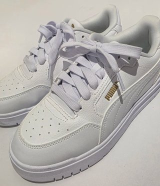Zapatillas Puma Blancas y Doradas