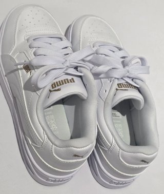 Zapatillas Puma Blancas y Doradas