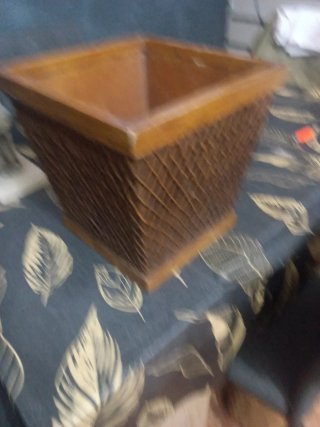Macetero de madera y mimbre