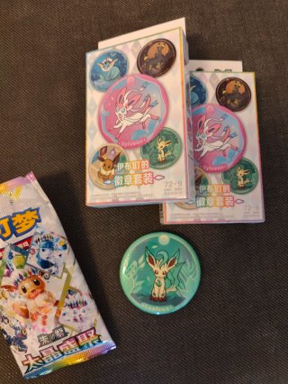 2 cajas Pokémon TCG de Sobre y Pin Eevee