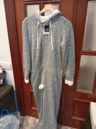 Pijama mono gris con capucha