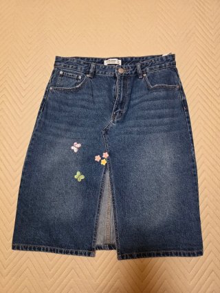 Falda vaquera Pull&Bear con mariposas