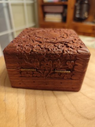 Caja de madera tallada con forro de terciopelo