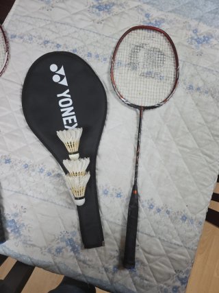 Raqueta Bádminton Artengo 810 + Funda Yonex y 3 v