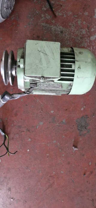 3 Motores eléctricos verde con polea.