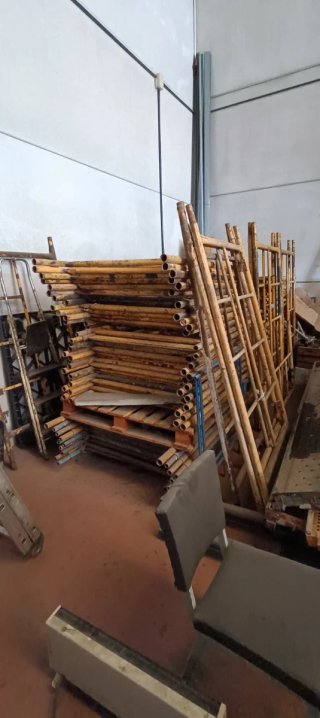 Andamios metálicos amarillos