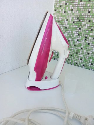 Plancha de vapor rosa y blanca