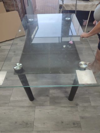 Mesa de salón cristal y pata forrada cuero