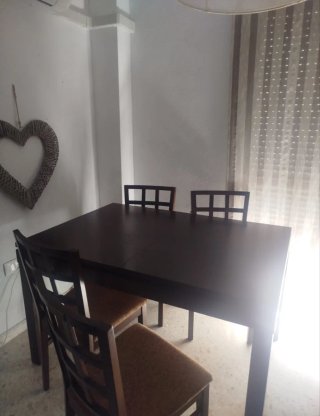 Conjunto comedor: mesa + 4 sillas y estantería