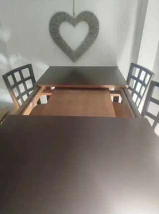 Conjunto comedor: mesa + 4 sillas y estantería