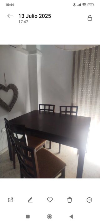 Conjunto comedor: mesa + 4 sillas y estantería