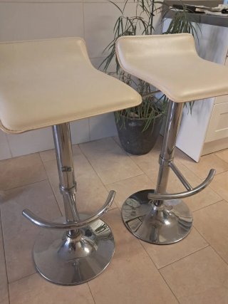 Taburetes Altos Beige y Plateado