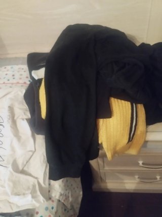 Sudadera y jerséis negro y amarillo