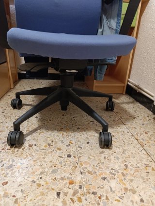 Cama 90cm con escritorio y silla giratoria.
