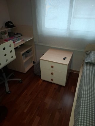Armario . Cama con cajoneras. Mesita y escritorio.