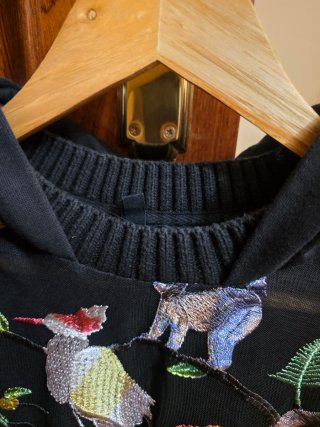 Sudadera Desigual bordada animales y flores