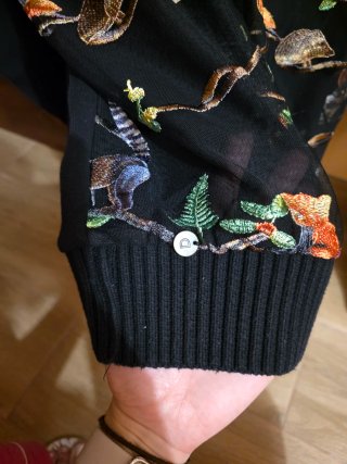 Sudadera Desigual bordada animales y flores