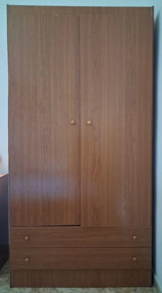 Armario de madera marrón