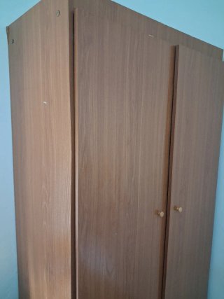 Armario de madera marrón