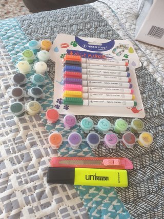 Marcadores textiles, cuter y pinturas
