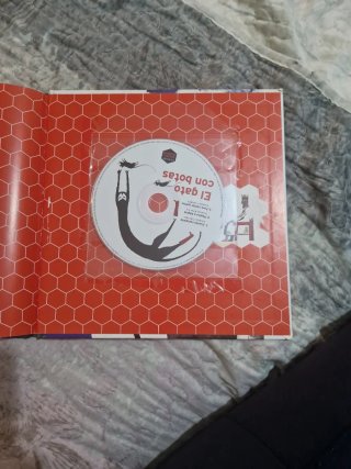Libro es gato con botas  mas un Cd