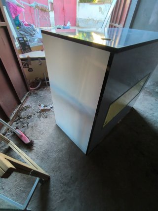 Mostrador de tienda madera y cristal