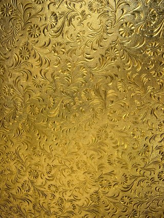 Cristal dorado con relieve floral