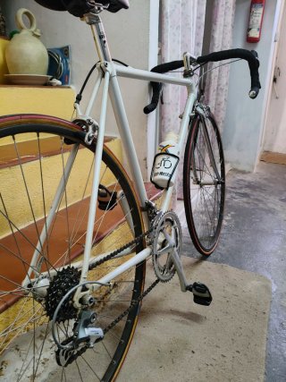 Bicicleta de carretera blanca