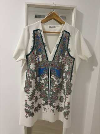 Vestido corto Zara estampado paisley.