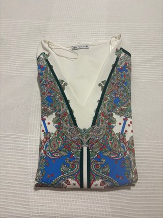 Vestido corto Zara estampado paisley.