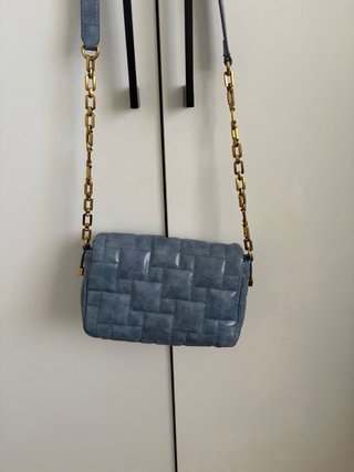 Bolso Zara azul con cadena dorada