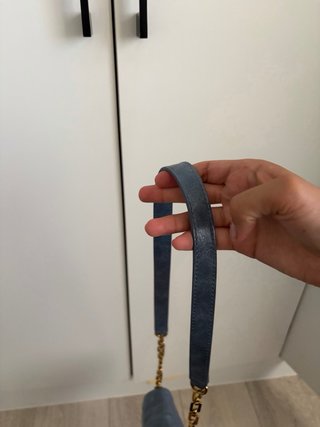 Bolso Zara azul con cadena dorada