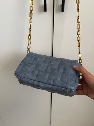 Bolso Zara azul con cadena dorada