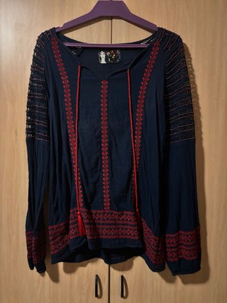 Blusa azul marino con bordados rojos