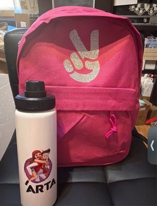 Mochila rosa con botella Arta