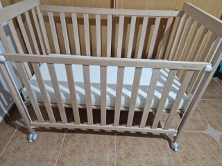 Cuna de bebé de madera